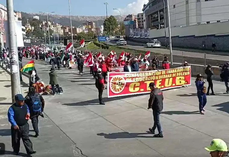 Lee más sobre el artículo Los maestros retoman las marchas de protesta en el comienzo de la sexta semana del conflicto