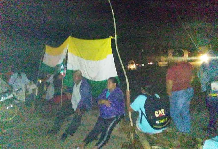 Lee más sobre el artículo Sectores en Guarayos bloquean la carretera Santa Cruz-Trinidad en protesta por avasallamientos
