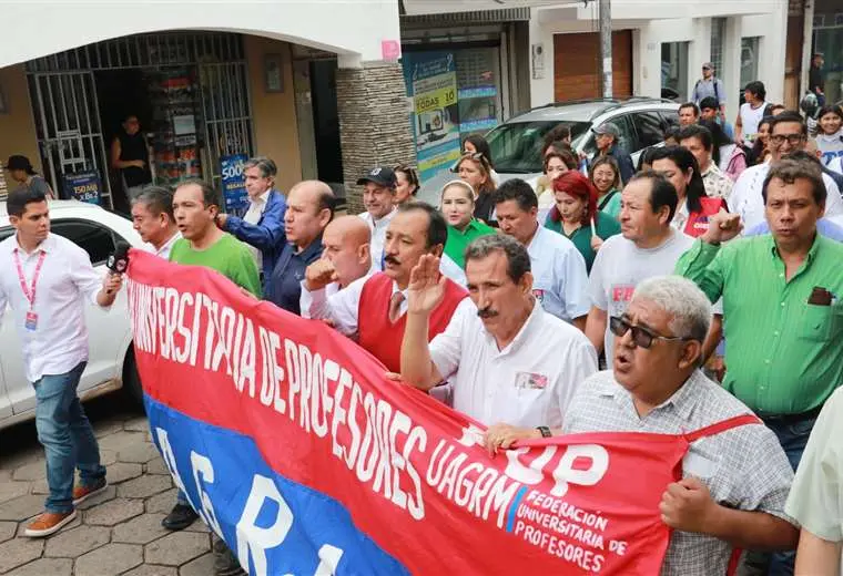 Lee más sobre el artículo La universidad, médicos y militares en servicio pasivo protestan contra la Gestora Pública