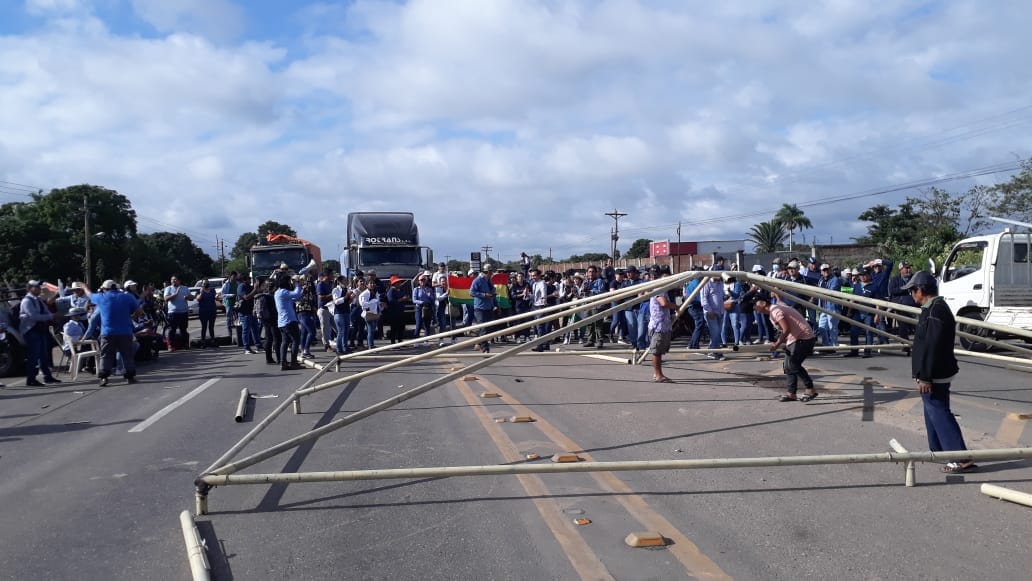 Lee más sobre el artículo Extrabajadores del banco Fassil bloquean la carretera Santa Cruz – Cochabamba