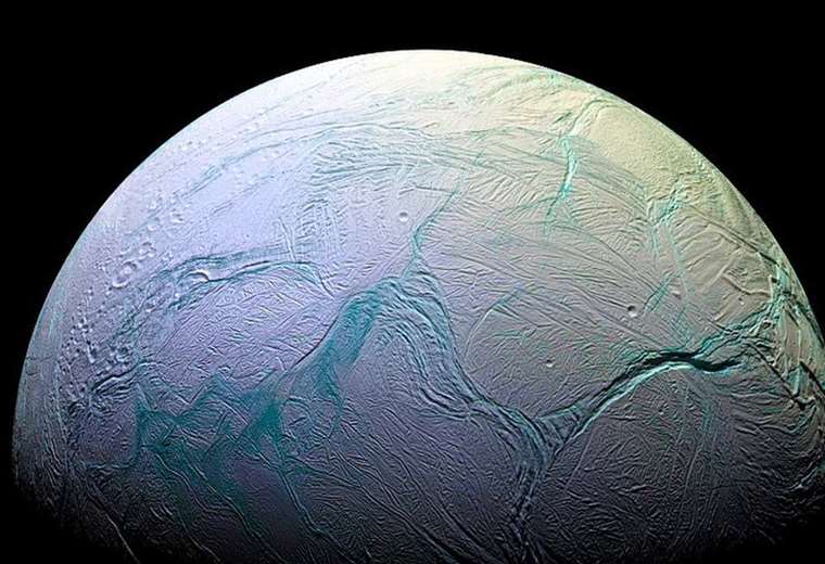 Lee más sobre el artículo El fascinante descubrimiento de un chorro de vapor de agua de 9.400 km que expulsa una luna helada de Saturno