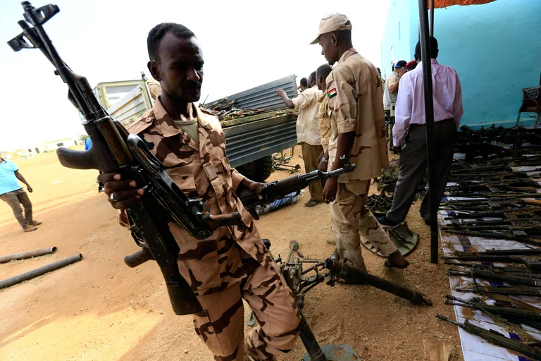 Lee más sobre el artículo Conflicto en Sudán: en el día más violento pese a la tregua, el Ejército y el grupo paramilitar se enfrentan en la capital