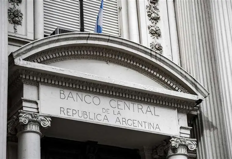 Lee más sobre el artículo Argentina eleva tasa de interés a 97% para combatir inflación