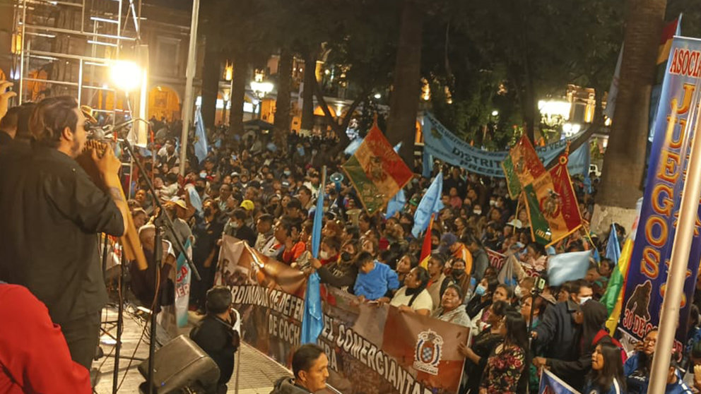 Lee más sobre el artículo Cabildo pide renuncia de concejales Cabrera y Flores, se declara estado de emergencia y ratifica apoyo a Manfred