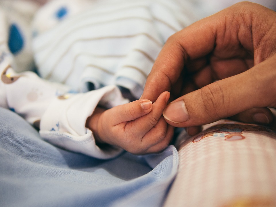 Lee más sobre el artículo Nace el primer bebé en Reino Unido con ADN de tres personas