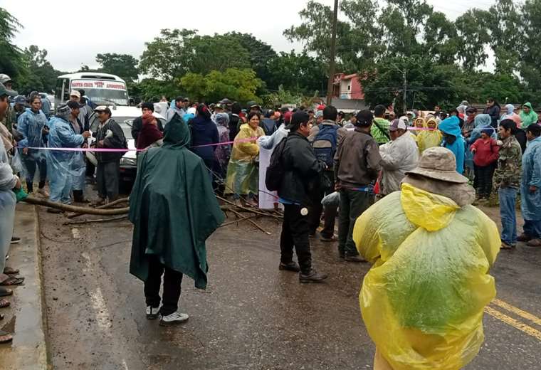 Lee más sobre el artículo En protesta contra la explotación minera, pobladores de El Torno bloquean ruta a los Valles cruceños