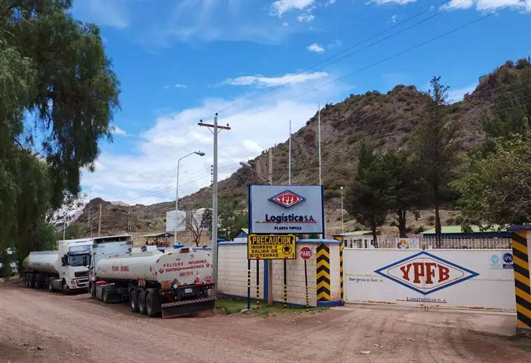 Lee más sobre el artículo YPFB colocará colorante en la gasolina y tarjetas de seguimiento a cisternas en frontera