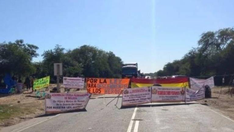 Lee más sobre el artículo Hijos y nietos de beneméritos de la Guerra del Chaco bloquean la carretera en Villa Montes