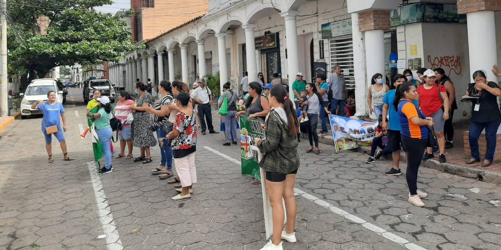 Lee más sobre el artículo Multitudinaria marcha de padres de familia demanda seguridad y mejoras en los colegios