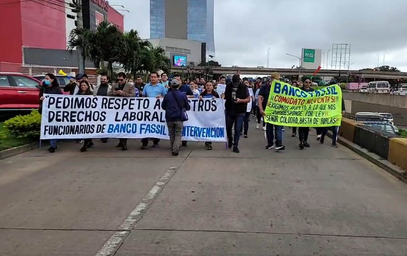 Lee más sobre el artículo Trabajadores del banco Fassil marchan exigiendo el pago de sus salarios y beneficios sociales