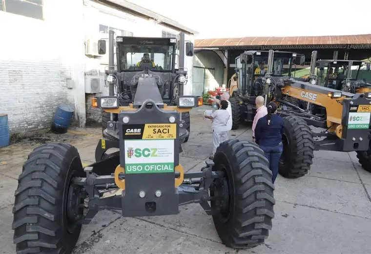 Lee más sobre el artículo La Gobernación invierte más de Bs 10,4 millones en maquinaria para fortalecer mantenimiento en la red vial departamental