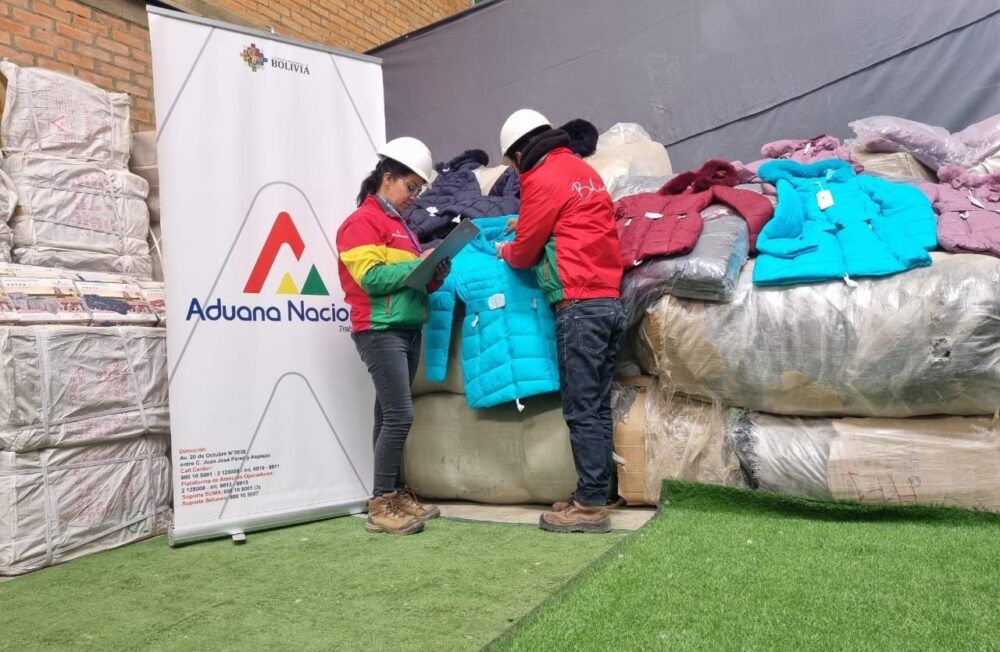 Lee más sobre el artículo Aduana evita contrabando de 7 toneladas de chamarras, frazadas y sábanas chinas en Oruro