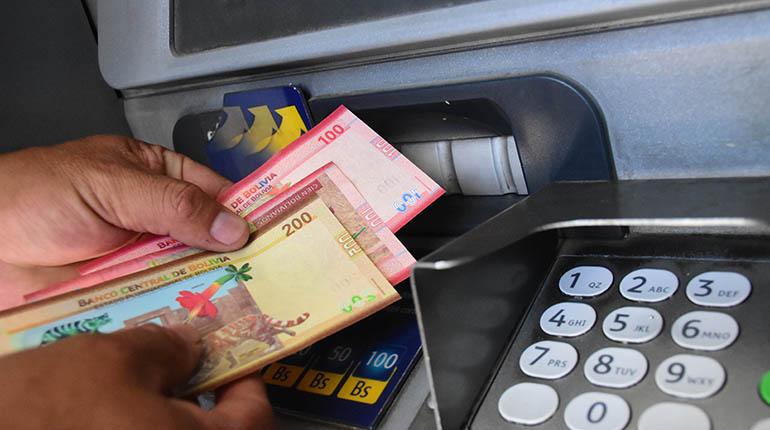 Lee más sobre el artículo Bancos elevan la comisión por el retiro de efectivo en cajeros automáticos del exterior
