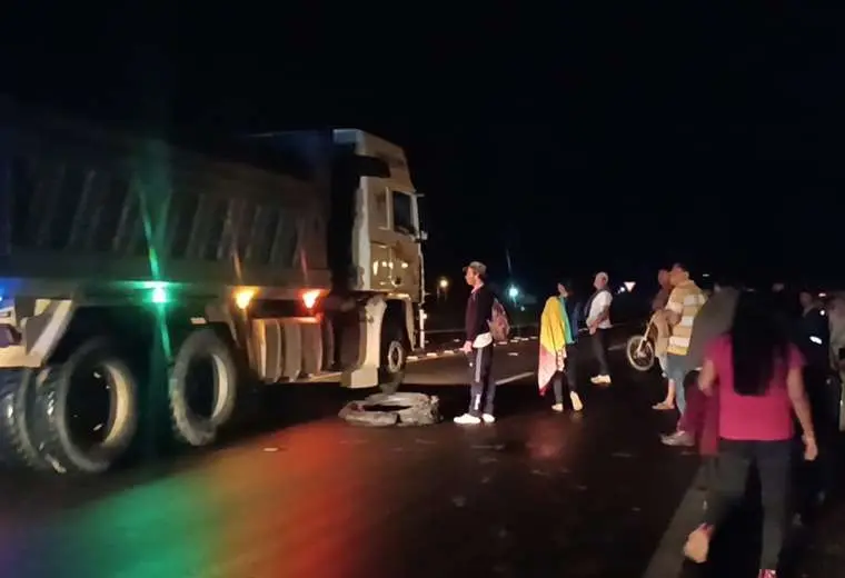 Lee más sobre el artículo En el norte cruceño vecinos bloquean la ruta Santa Cruz – Cochabamba