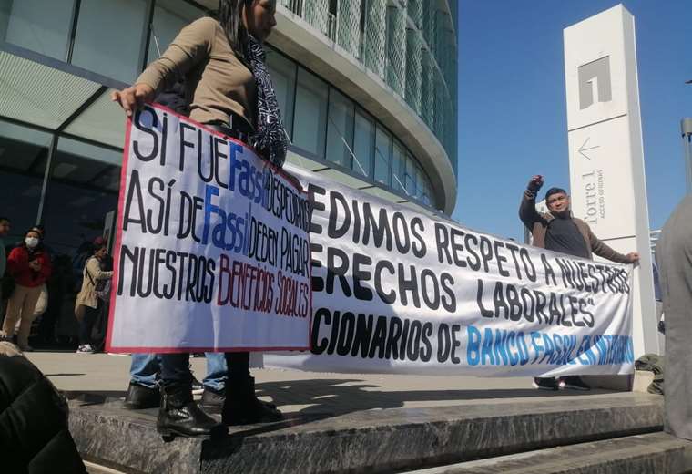 Lee más sobre el artículo Trabajadores del Banco Fassil denuncian que desde el 26 de abril les adeudan pagos