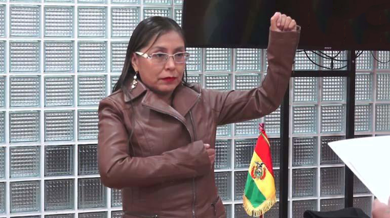 Lee más sobre el artículo Ministro de Educación posesiona a Viviana Mamani como nueva viceministra de Educación Alternativa