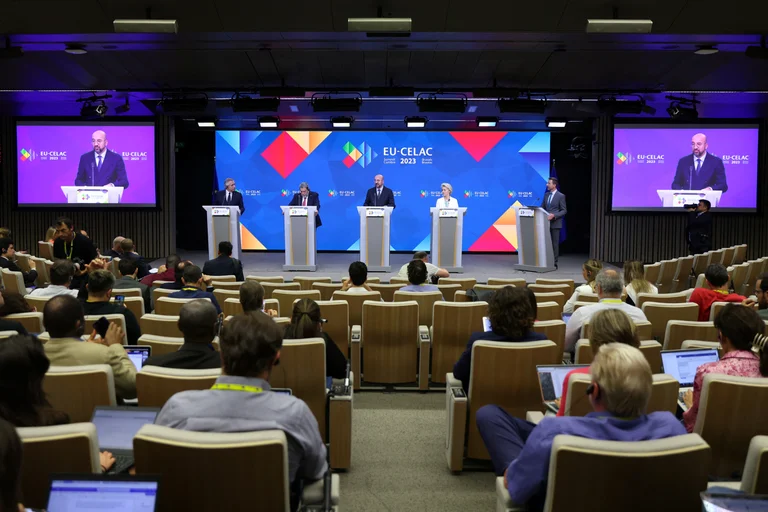 Lee más sobre el artículo Se impuso la visión de la UE en la cumbre con la CELAC y los países condenaron la invasión de Rusia a Ucrania