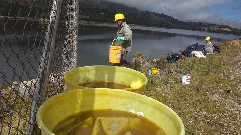 Lee más sobre el artículo Retiran 900 litros de aceite de Corani y emplazan a empresas responsables