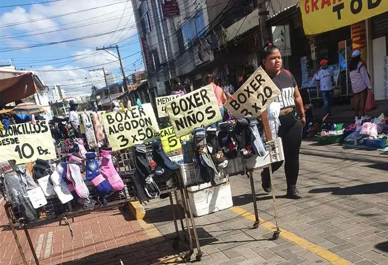 Lee más sobre el artículo Mientras los ambulantes invaden las calles hay 7.500 puestos desocupados en 38 mercados de la ciudad