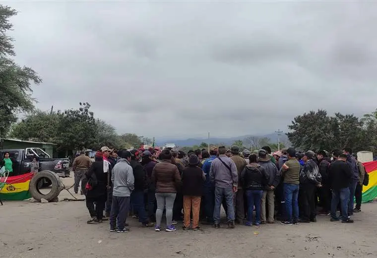 Lee más sobre el artículo Campesinos bloquean ruta que conecta a Santa Cruz con Yacuiba en protesta por los precios del maíz