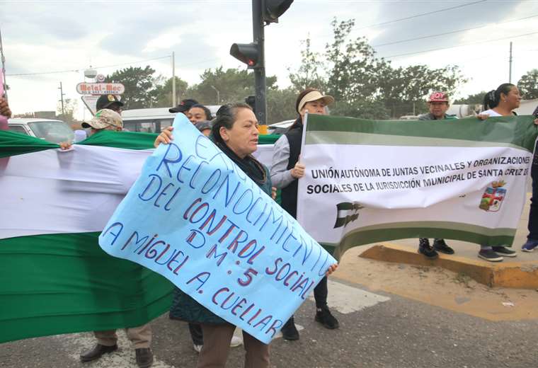 Lee más sobre el artículo Vecinos levantan bloqueo en la ruta al norte cruceño tras acuerdo con la Alcaldía