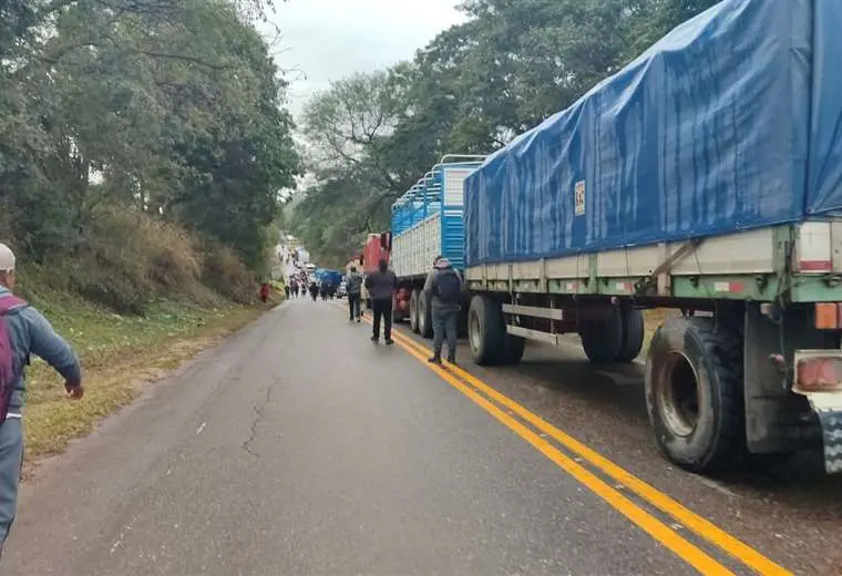 Lee más sobre el artículo Pobladores de El Torno bloquean la ruta por segundo día exigiendo control en la explotación de áridos