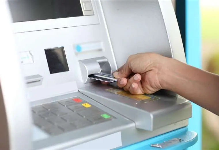 Lee más sobre el artículo Los bancos nacionales no pueden hacer cobros adicionales por el uso de tarjetas de crédito o débito en el exterior