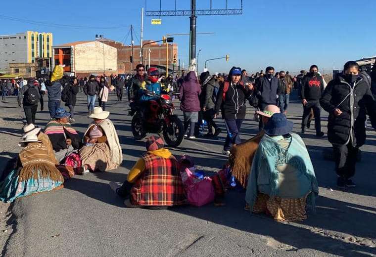Lee más sobre el artículo Gremiales bloquean en el sur de la ciudad de El Alto, piden a la Alcaldía atención a sus demandas