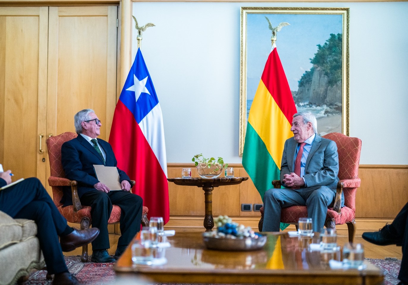 Lee más sobre el artículo El canciller chileno recibe en Santiago al nuevo cónsul de Bolivia