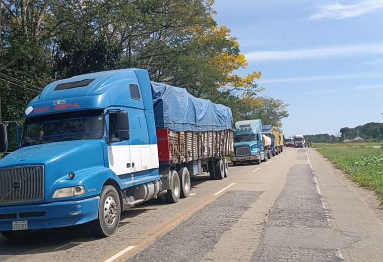 Lee más sobre el artículo Disputa por tramo carretero mantiene cortadas las rutas que conectan Santa Cruz con Cochabamba