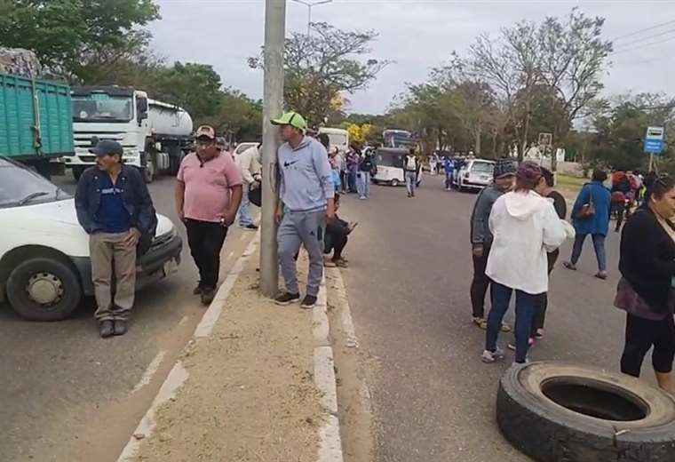 Lee más sobre el artículo Padres y madres de La Guardia bloquean la ruta a los Valles exigiendo mayor presupuesto en educación