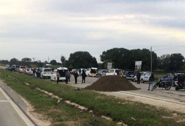 Lee más sobre el artículo Comunarios de Portachuelo bloquean la ruta a Cochabamba en demanda de un relleno sanitario