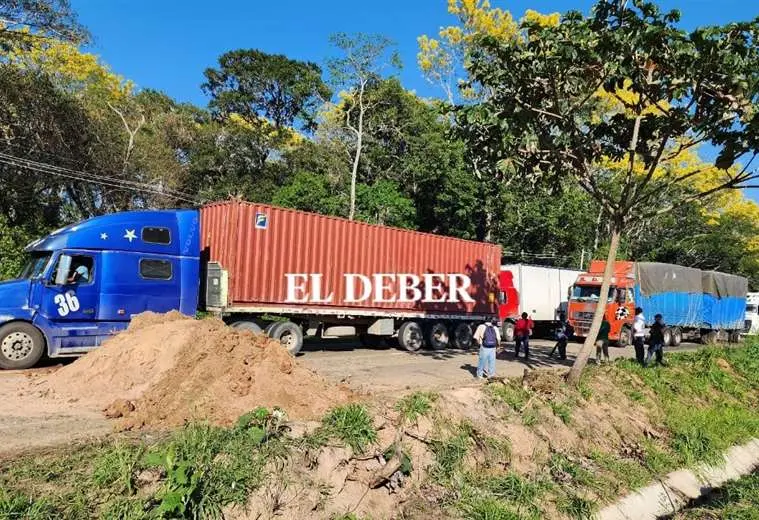 Lee más sobre el artículo Cuarto día de bloqueos de rutas que unen a Santa Cruz con Cochabamba