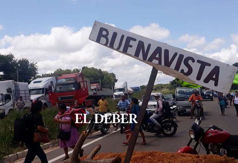 Lee más sobre el artículo Bloqueos de rutas ponen al borde del abismo al sector lechero, que exige libre tránsito en Santa Cruz