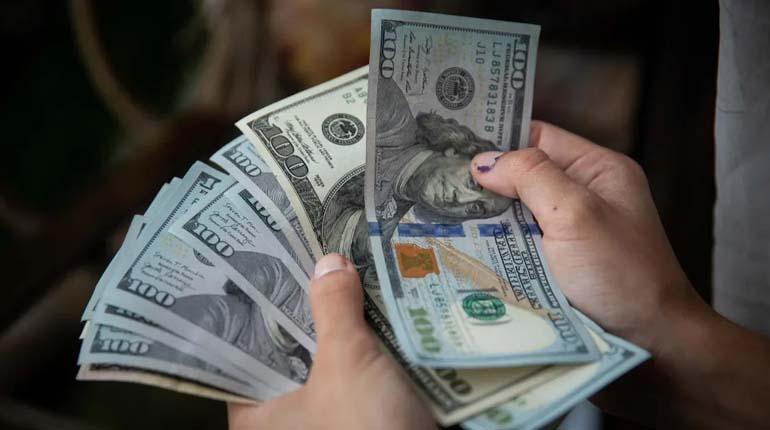 Lee más sobre el artículo El precio del dólar bate un nuevo récord en el mercado informal de Argentina