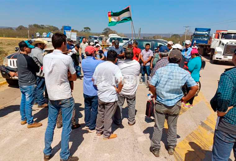 Lee más sobre el artículo Instalan bloqueo en la carretera que une a San José de Chiquitos con San Ignacio de Velasco