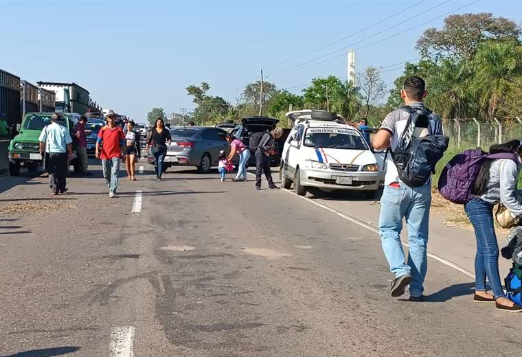 Lee más sobre el artículo La ruta al norte cruceño está bloqueada por comunarios de Turobito que piden asfalto