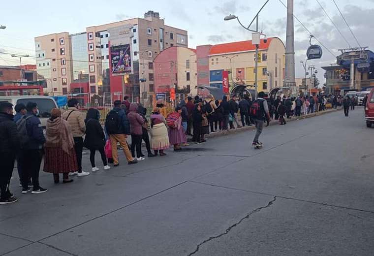 Lee más sobre el artículo Choferes de El Alto bloquean toda la ciudad por aumento de pasajes; las terminales suspenden salidas