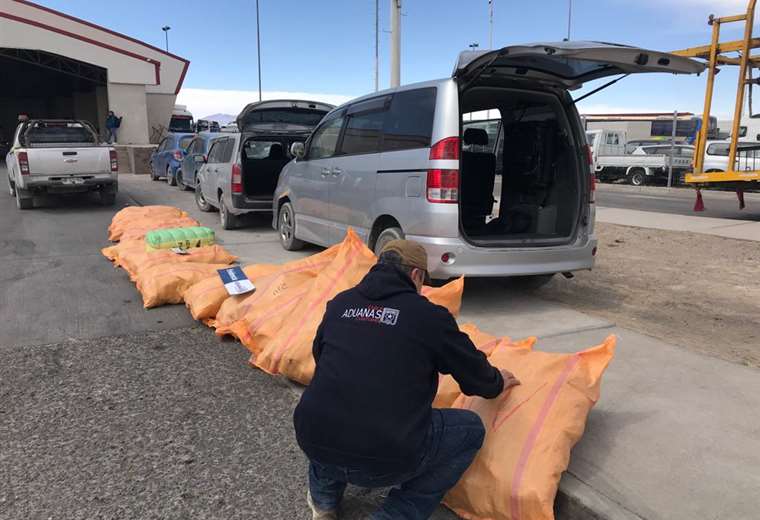 Lee más sobre el artículo Aduanas de Chile incauta cuatro vehículos que eran llevados de contrabando a Bolivia