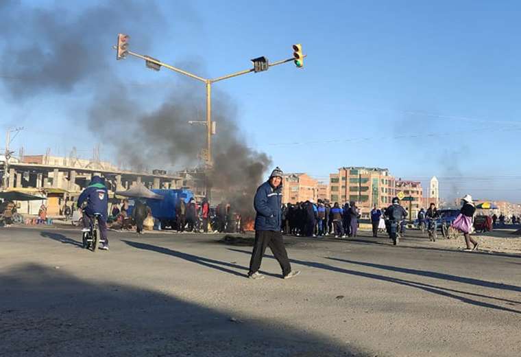 Lee más sobre el artículo Segundo día de paro de choferes en El Alto y la Policía reporta seis personas aprehendidas