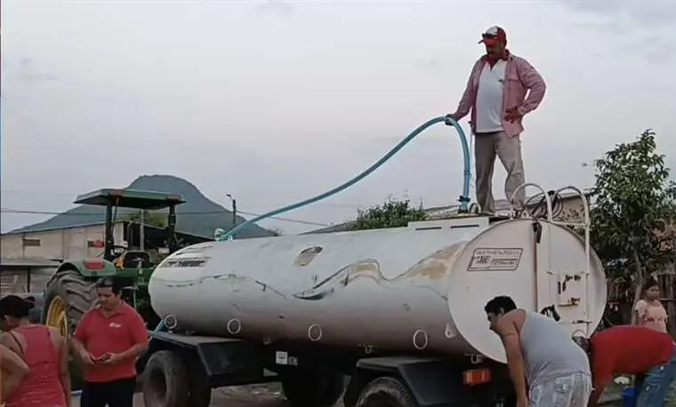 Lee más sobre el artículo Ante la escasez, tres zonas de la región racionan el agua y la trasladan en cisternas