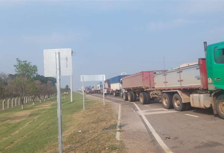 Lee más sobre el artículo Bloqueo de ruta hacia la Chiquitania se prolonga por tercer día y en Buena Vista alistan otro corte de la carretera