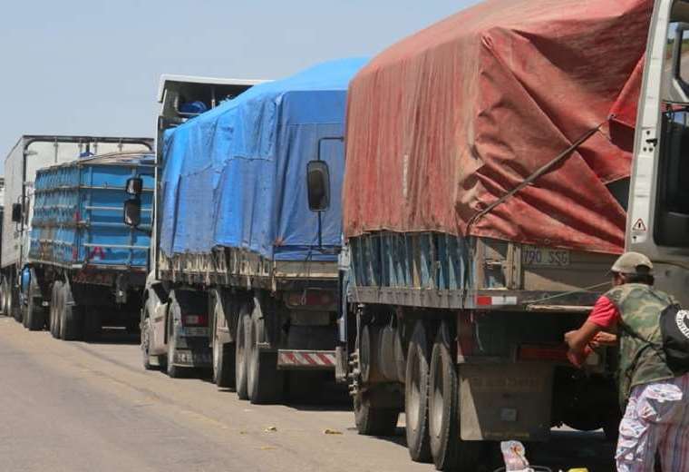 Lee más sobre el artículo Vecinos de Bulo Bulo toman la carretera nueva a Cochabamba exigiendo atención a demandas regionales