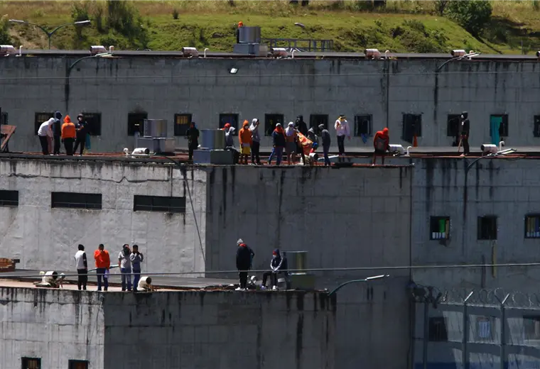 Lee más sobre el artículo Presos de cárcel de Ecuador tienen retenidos a 57 guardias y policías