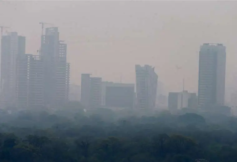 Lee más sobre el artículo Hay 16 incendios en Santa Cruz y la fuerte humareda afecta a la salud