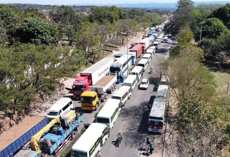 Lee más sobre el artículo Transportistas de Cuatro Cañadas se suman al bloqueo de carreteras de este martes