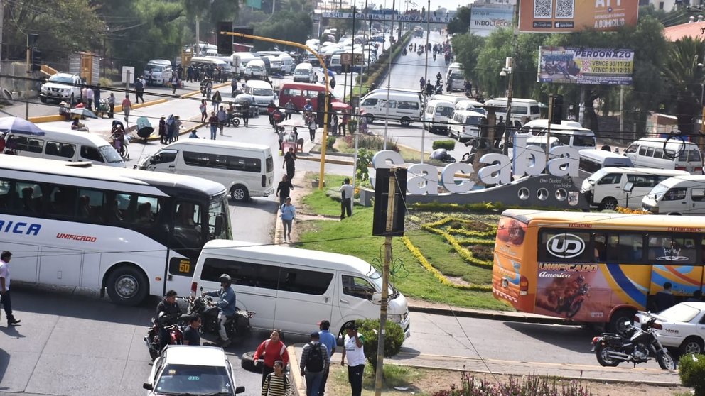 Lee más sobre el artículo Bloquean avenida Villazón de forma indefinida; buses que van al oriente desvían por Tiraque