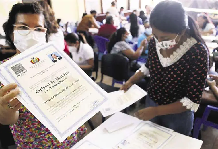 Lee más sobre el artículo Educación prohíbe retener libretas y diplomas de bachiller por deudas en colegios