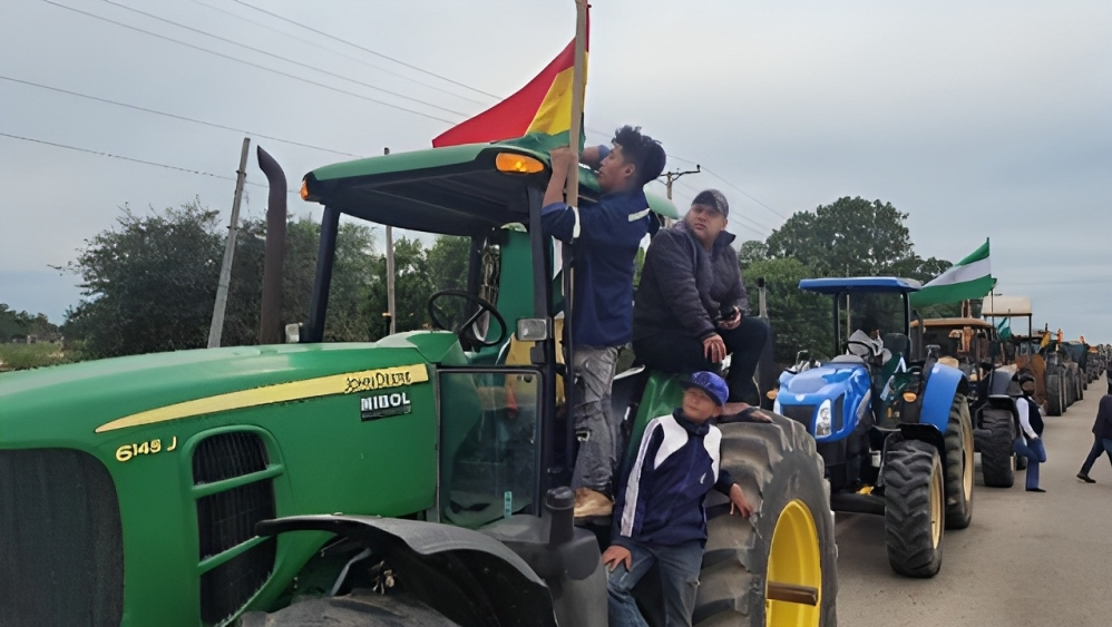 Lee más sobre el artículo Revendedores ofrecen a Bs 6 el litro: Agrícolas denuncian que no reciben diésel desde hace dos meses