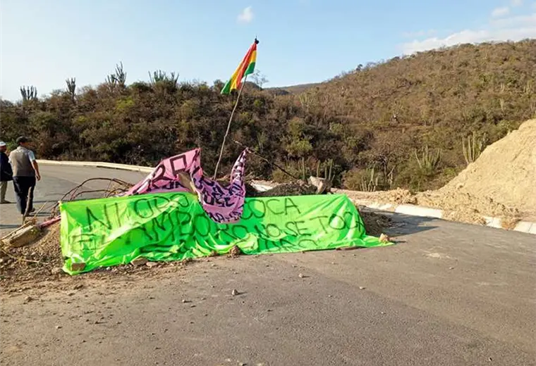 Lee más sobre el artículo Pobladores de Comarapa bloquean la antigua ruta Santa Cruz – Cochabamba